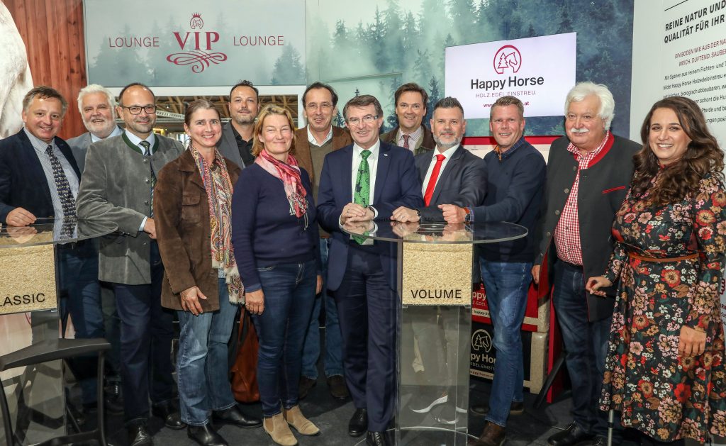 Pressefoto: Gruppenbild bei der Eröffnung des neuen Happy Horse-Messestandes in Wr. Neustadt